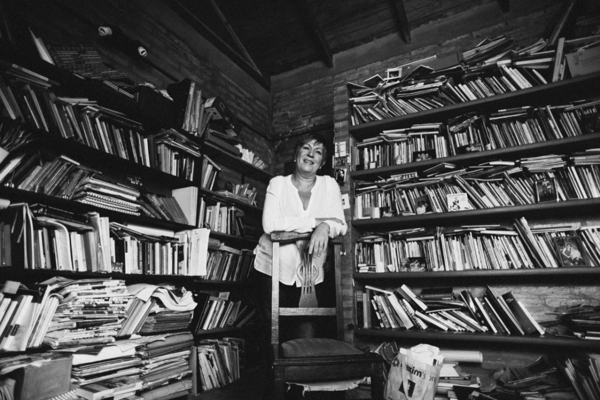 María Teresa Andruetto con una biblioteca de fondo. Foto de Natalia Roca.
